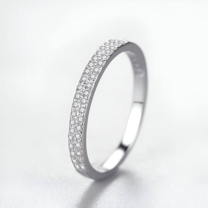 Alliance pavée en or blanc et rhodium sertie de diamants naturels debout.