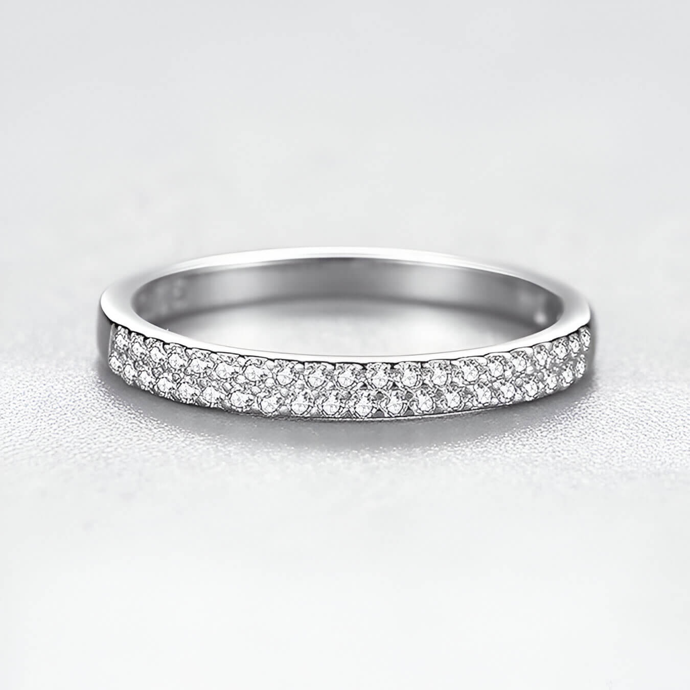 Alliance pavée en or blanc et rhodium sertie de diamants naturels vue de face.