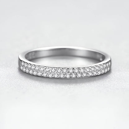 Alliance pavée en or blanc et rhodium sertie de diamants naturels vue de face.