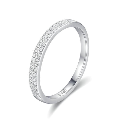 Alliance pavée en or blanc et rhodium sertie de diamants naturels sur fond blanc.