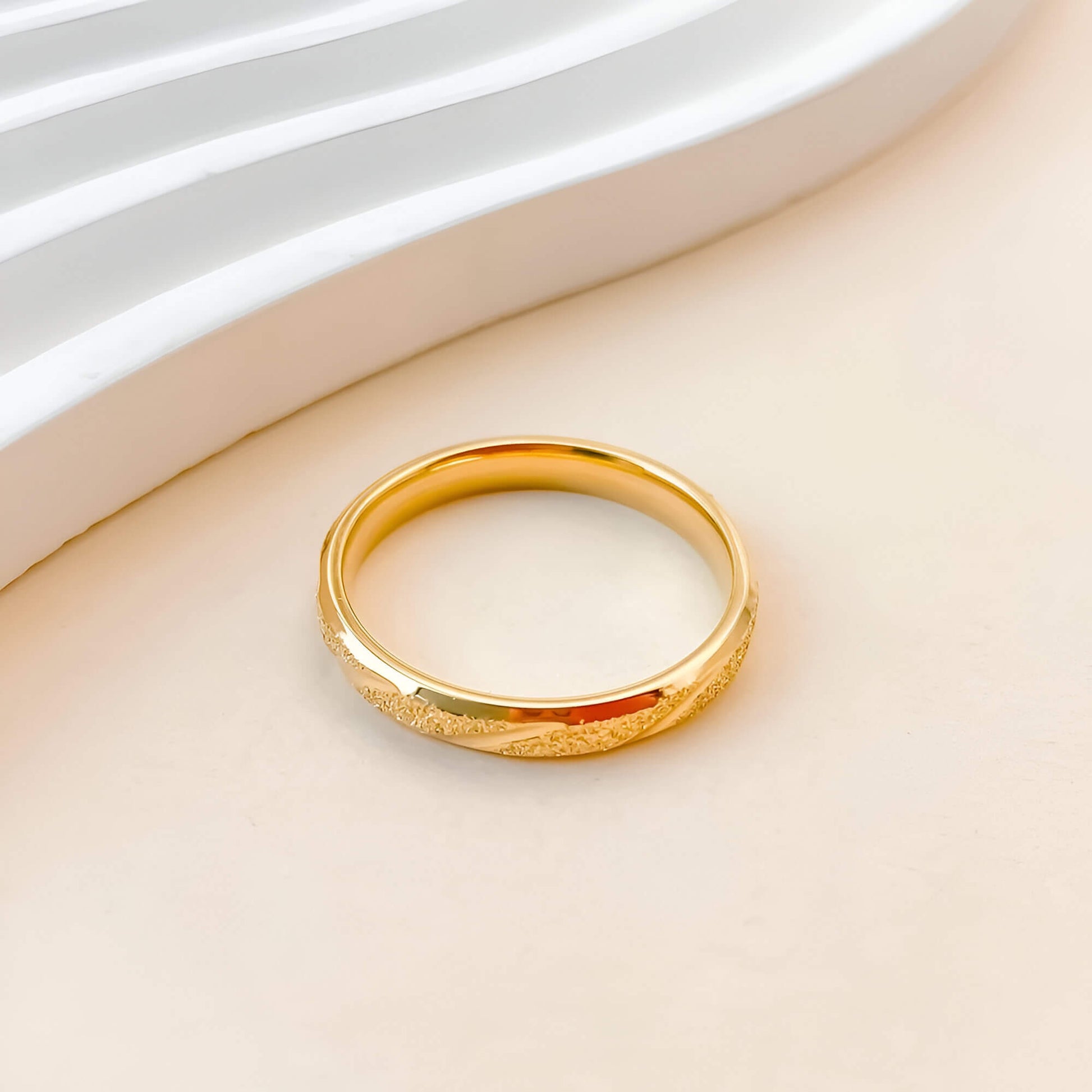 Alliance rayée en acier inoxydable et or jaune vue de face.