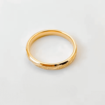 Alliance rayée en acier inoxydable et or jaune vue frontale.