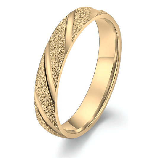 Alliance rayée en acier inoxydable et or jaune sur fond blanc.