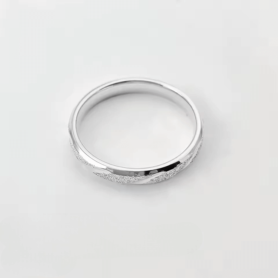 Alliance rayée en acier inoxydable rhodié et or blanc vue frontale.