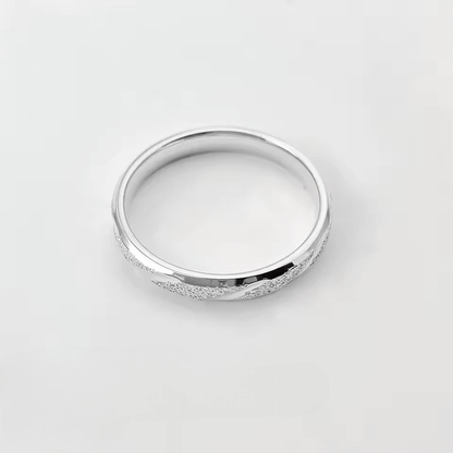 Alliance rayée en acier inoxydable rhodié et or blanc vue frontale.