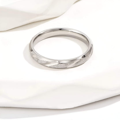 Alliance rayée en acier inoxydable rhodié et or blanc à plat.