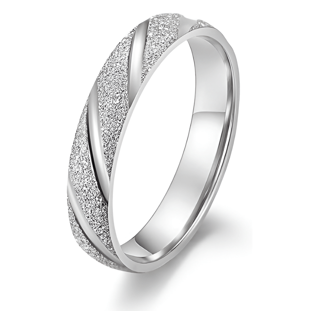 Alliance rayée en acier inoxydable rhodié et or blanc sur fond blanc.