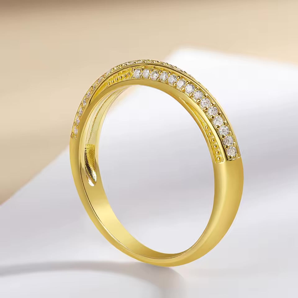 Alliance ruban de möbius semi-éternité Héra en argent 925 plaqué or jaune et diamants éclatants vue de côté.