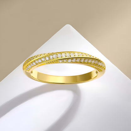 Alliance ruban de möbius semi-éternité Héra en argent sterling 925 plaqué or jaune et diamants vue du dessus.