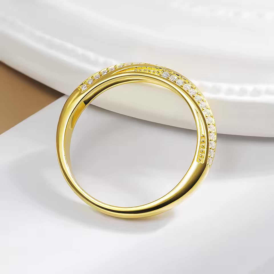 Alliance ruban de möbius semi-éternité Héra en argent 925 plaqué or jaune rayonnant et diamants vue latérale.