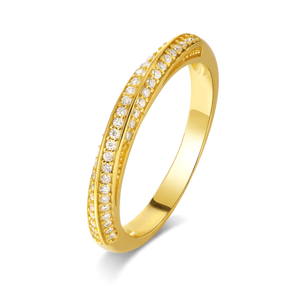 Alliance ruban de möbius semi-éternité Héra en argent 925 plaqué or jaune et diamants sur fond blanc.