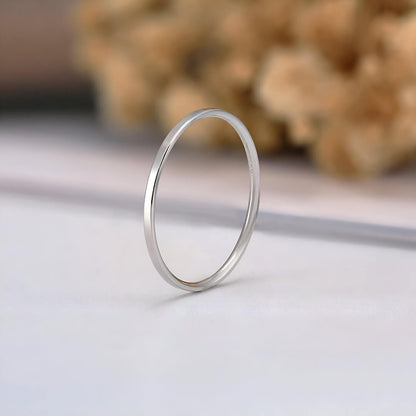 Alliance ruban épurée en argent et or blanc debout.