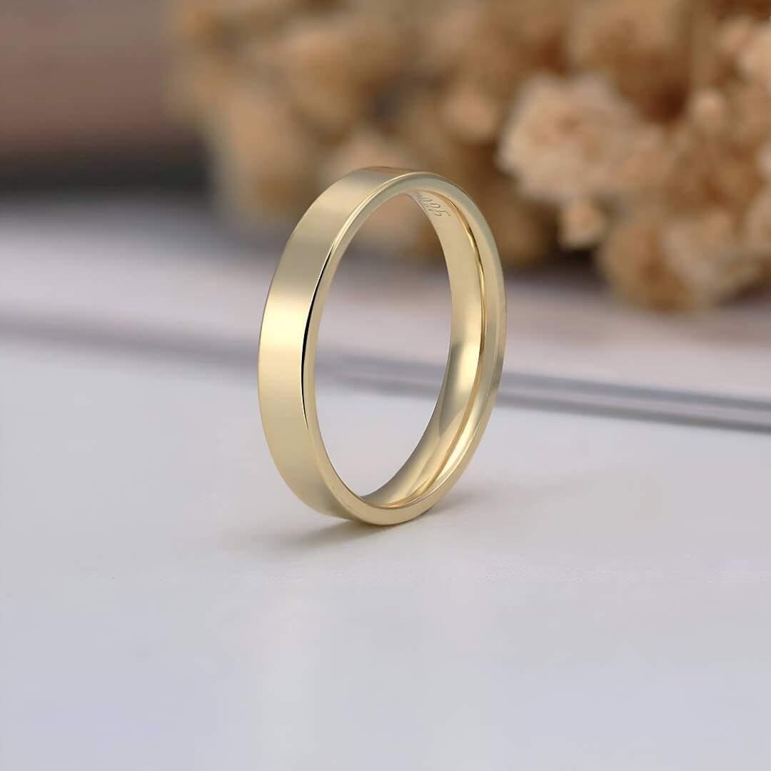 Alliance ruban épurée en argent et or jaune debout.