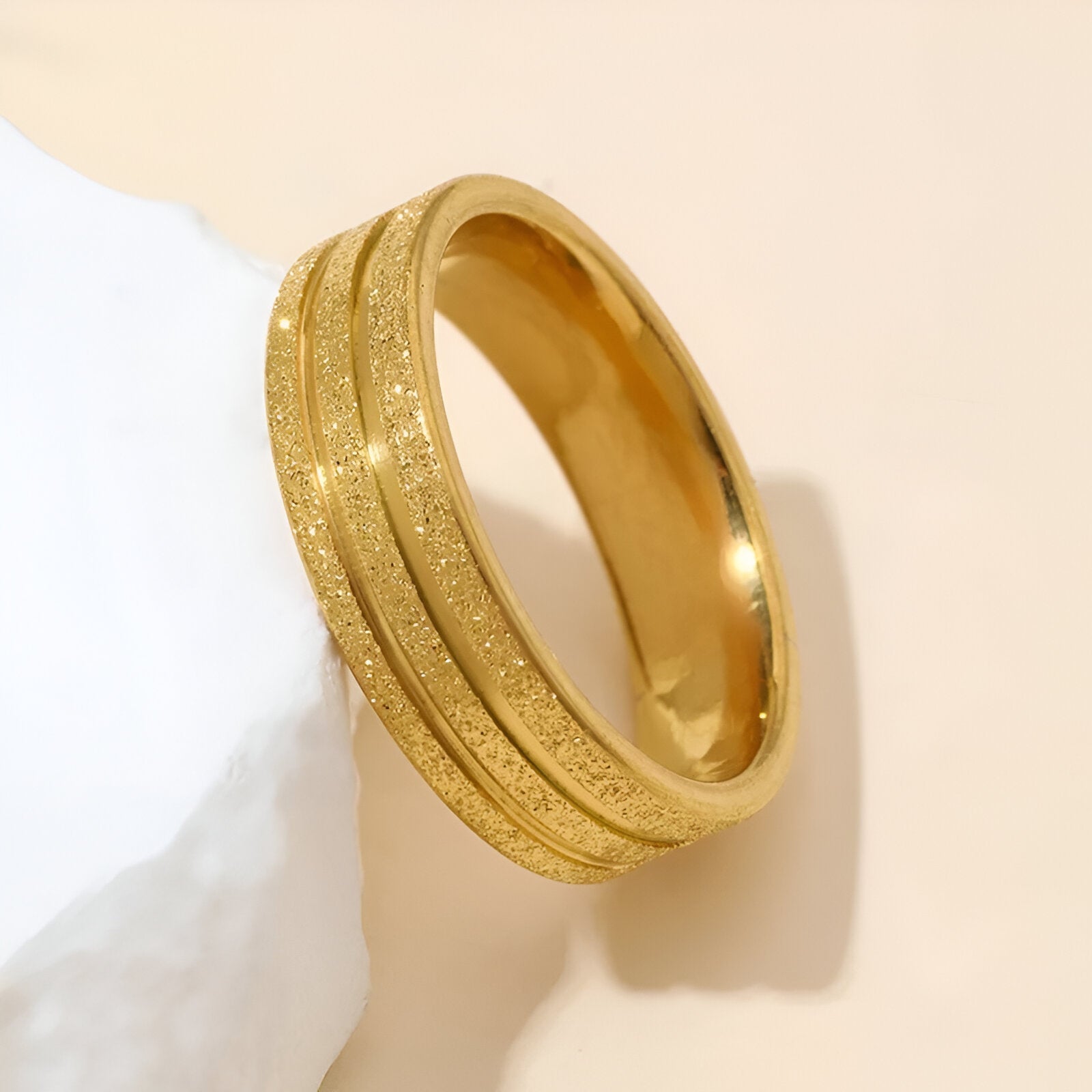 Alliance ruban en acier inoxydable et or jaune posée.