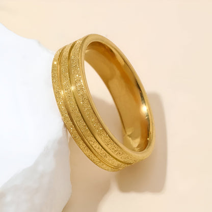 Alliance ruban en acier inoxydable et or jaune posée.