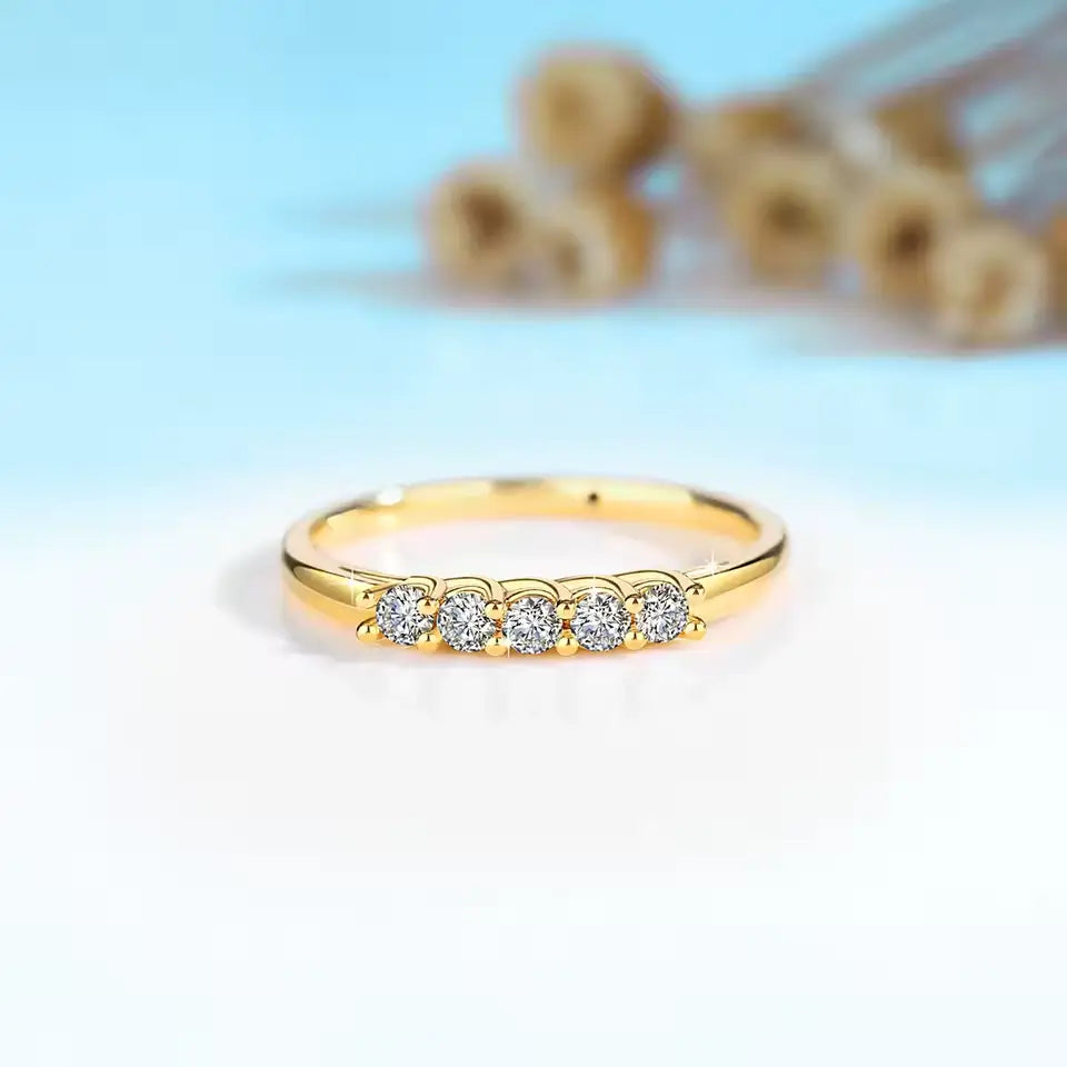 Alliance semi-éternité cinq diamants 0.05CT Solara en or jaune 14K raffiné vue de face.