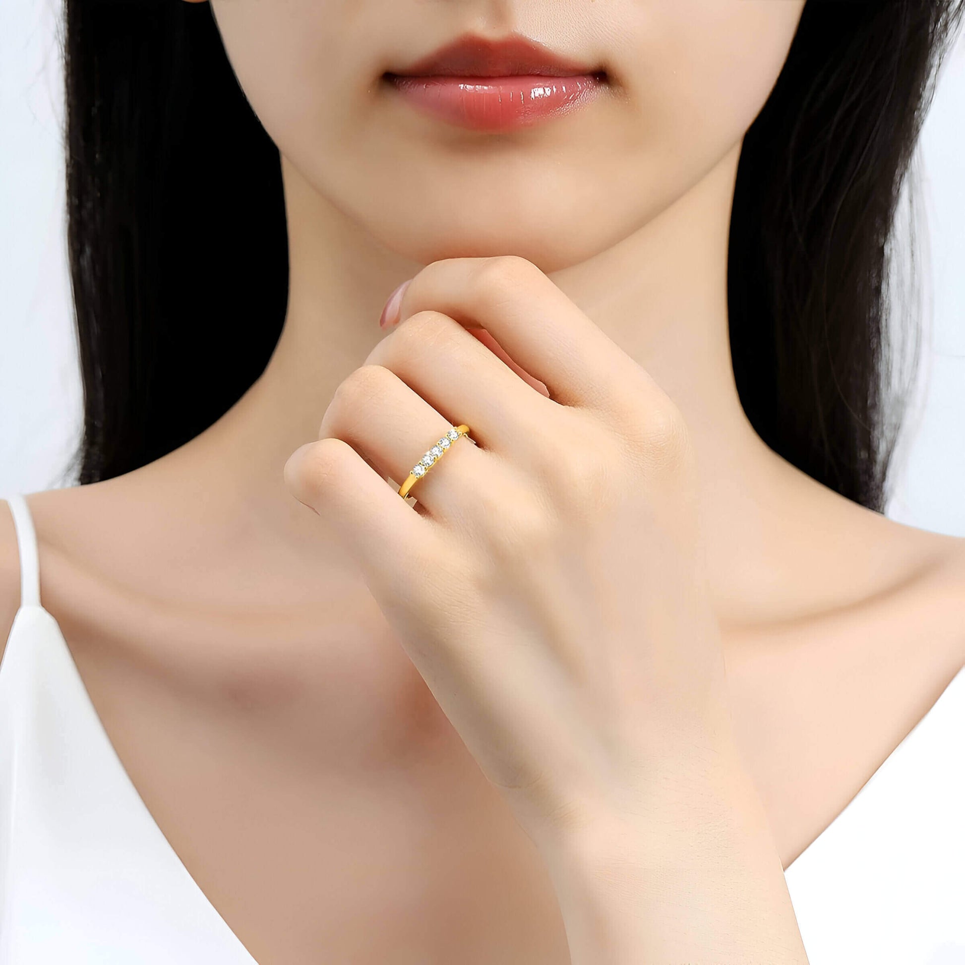 Alliance semi-éternité cinq diamants étincelants de 0.05CT Solara en or jaune 14K portée au doigt d'une femme vue de face.