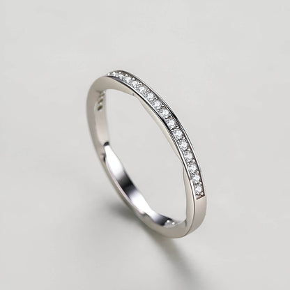 Alliance semi-éternité en or blanc et rhodium sertie de diamants naturels debout.