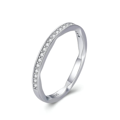 Alliance semi-éternité en or blanc et rhodium sertie de diamants naturels sur fond blanc.