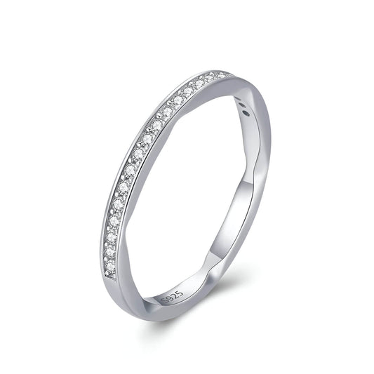 Alliance semi-éternité en or blanc et rhodium sertie de diamants naturels sur fond blanc.