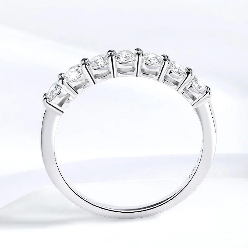 Alliance semi-éternité serti griffes Soraya en argent 925 plaqué or blanc délicat et sept diamants vue latérale.