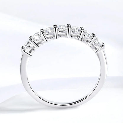 Alliance semi-éternité serti griffes Soraya en argent 925 plaqué or blanc délicat et sept diamants vue latérale.