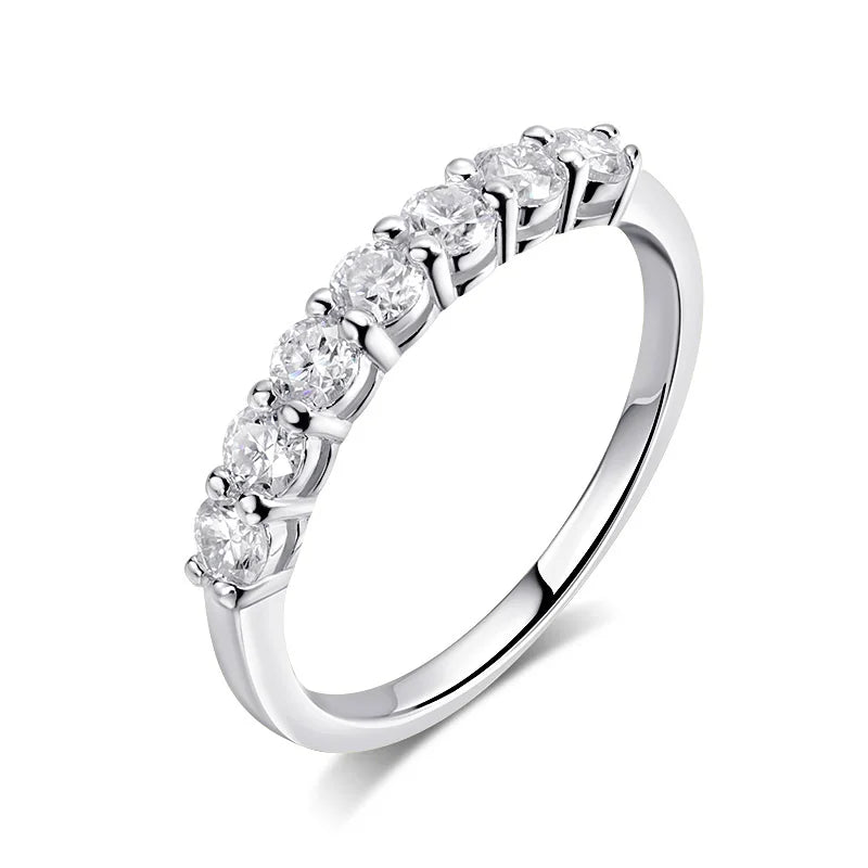 Alliance semi-éternité serti griffes Soraya en argent 925 plaqué or blanc et sept diamants sur fond blanc.