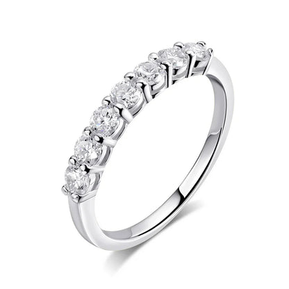 Alliance semi-éternité serti griffes Soraya en argent 925 plaqué or blanc et sept diamants sur fond blanc.