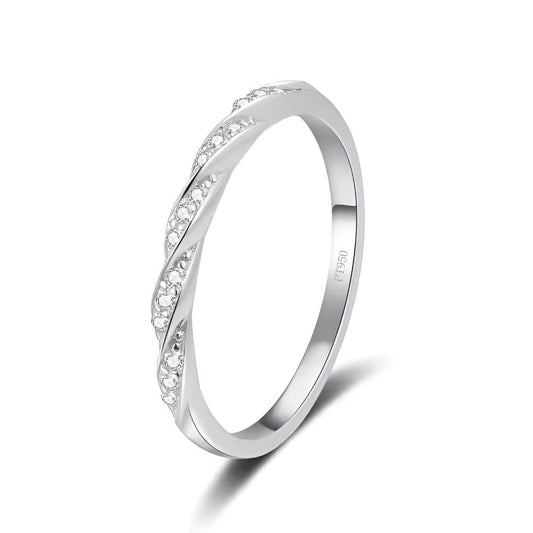Alliance semi-éternité twistée Malika en platine et diamants sertis grains sur fond blanc.