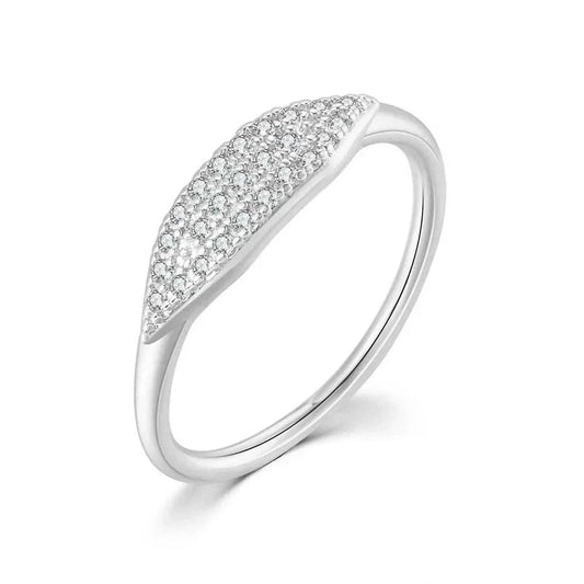 Alliance semi pavée en argent pour femme sur fond blanc. Bague de mariage en or blanc 18K et diamants zirconium étincelants.