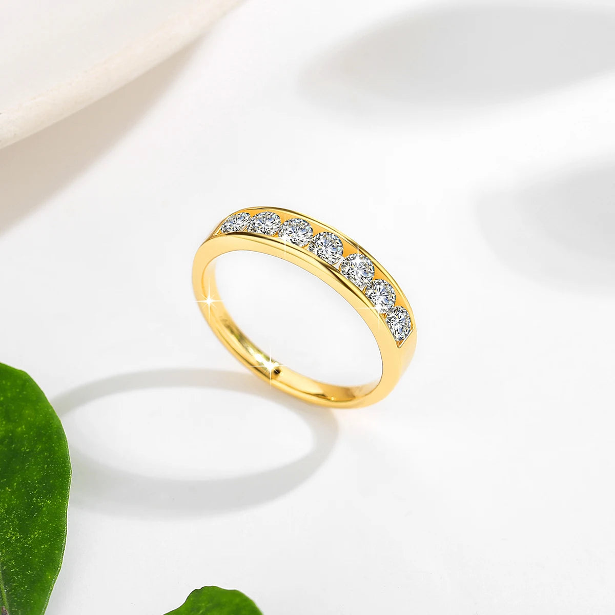 Alliance sept diamants sertis rail Anastasya en or jaune 14K luxueux debout.