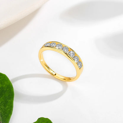 Alliance sept diamants sertis rail Anastasya en or jaune 14K luxueux debout.