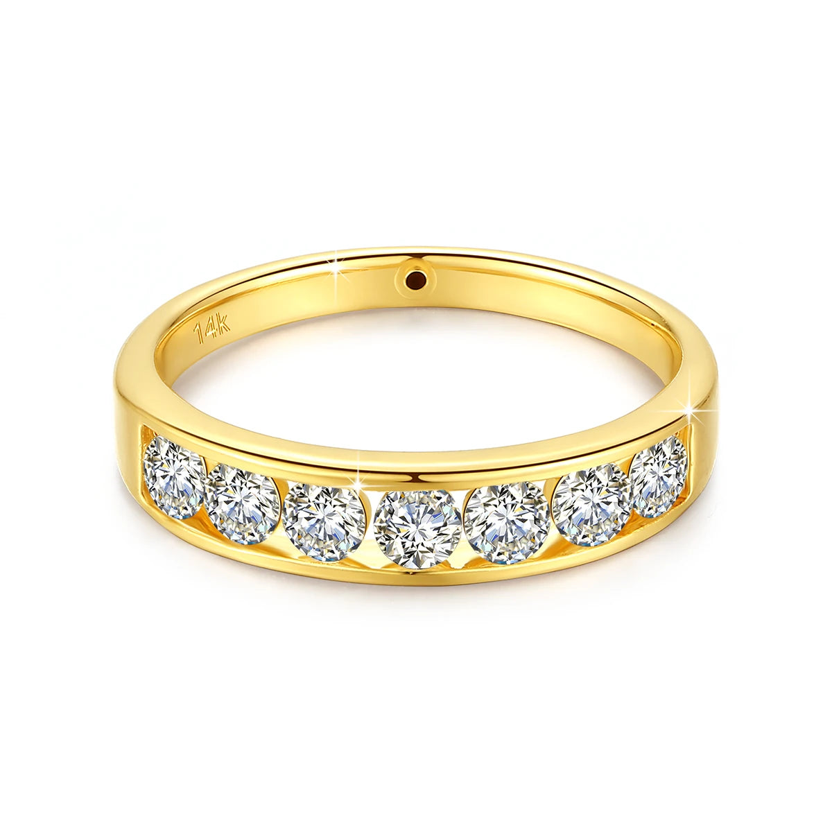 Alliance sept diamants sertis rail Anastasya en or jaune 14K sur fond blanc.
