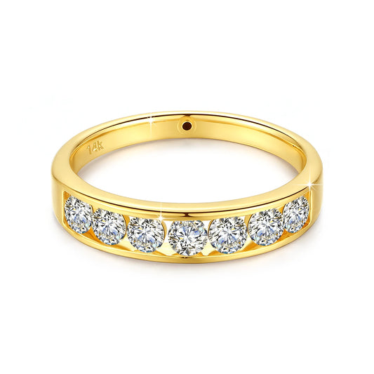 Alliance sept diamants sertis rail Anastasya en or jaune 14K sur fond blanc.