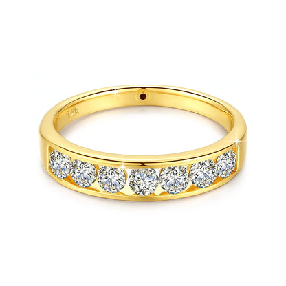 Alliance serti rail en or jaune et diamant synthétique sur fond blanc.