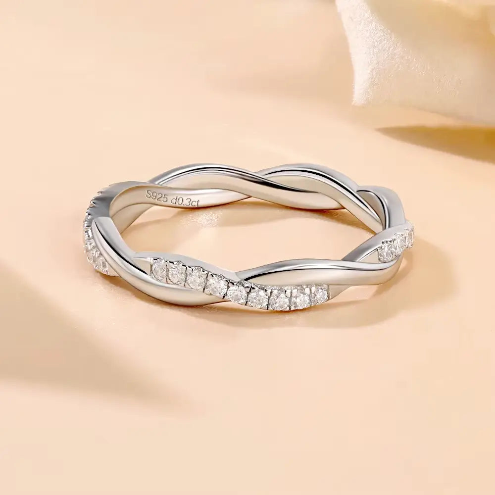 Alliance torsadée Caelia en argent 925 plaqué or blanc et diamants scintillants vue de face.