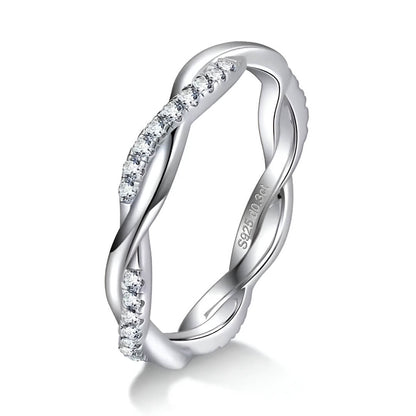 Alliance torsadée en or blanc et diamants synthétiques sur fond blanc.