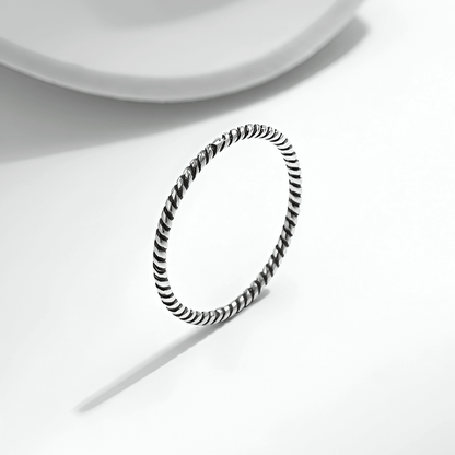 Vue latérale de l'alliance torsadée pour femme en argent 925 et plaquée or blanc 18K - idéale comme bague de promesse ou alliance pas cher.
