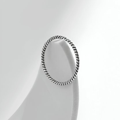 Mise en valeur de l'alliance torsadée femme en argent sterling 925 - bague or blanc 18K de mariage ou de fiançaille