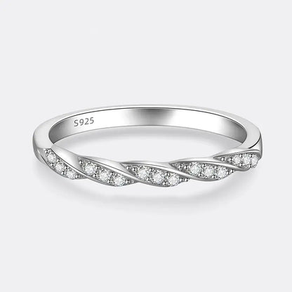 Alliance torsadé en or blanc et diamants synthétiques vue de face sur fond gris clair.