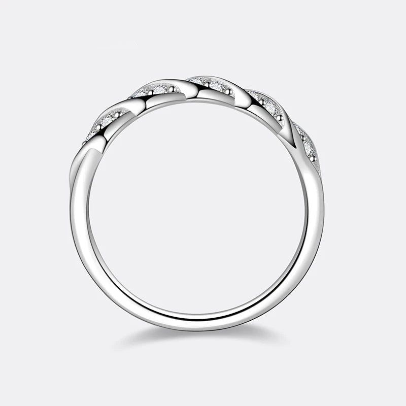 Alliance torsadée en or blanc et diamants synthétiques vue latérale sur fond gris clair.