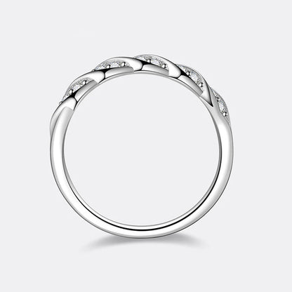 Alliance torsadée en or blanc et diamants synthétiques vue latérale sur fond gris clair.