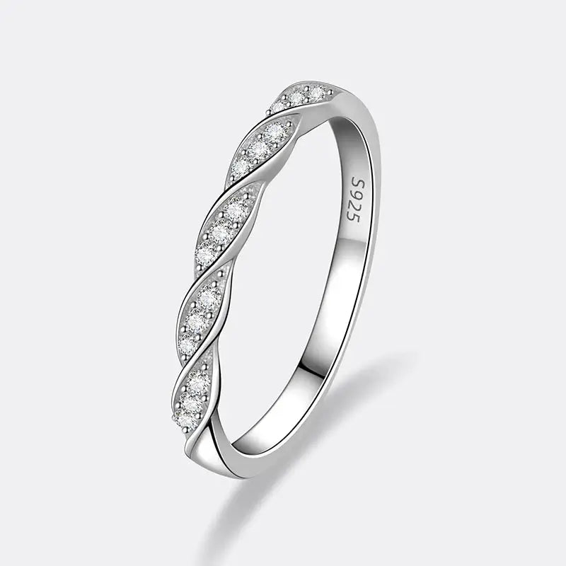 Alliance torsadée en or blanc et diamants synthétiques sur fond gris clair.