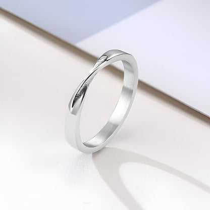 Alliance torsadée mobius en acier inoxydable et or blanc debout.