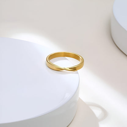 Alliance torsadée mobius en acier inoxydable et or jaune vue de face.