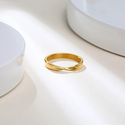 Alliance torsadée mobius en acier inoxydable et or jaune à plat.