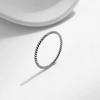 Alliance torsadée en argent 925 et rhodium vue de côté.