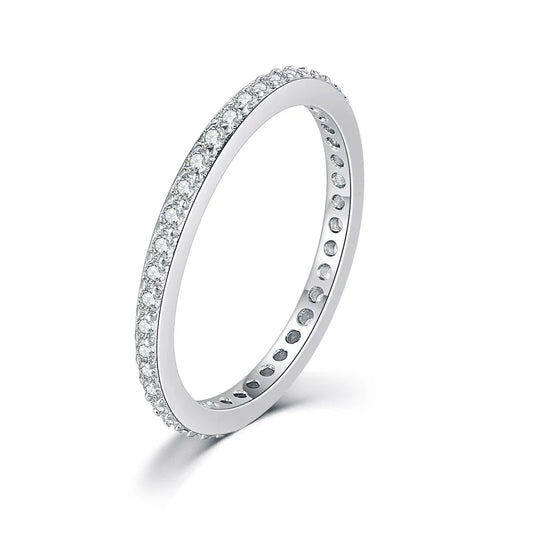 Alliance en argent Tour Complet de Diamants conçue en cuivre sur fond lumineux. Bague en or blanc 14K et diamant zircon pour femme.