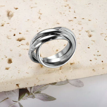 Alliance triple demi-jonc en acier plaqué or blanc vue de côté.