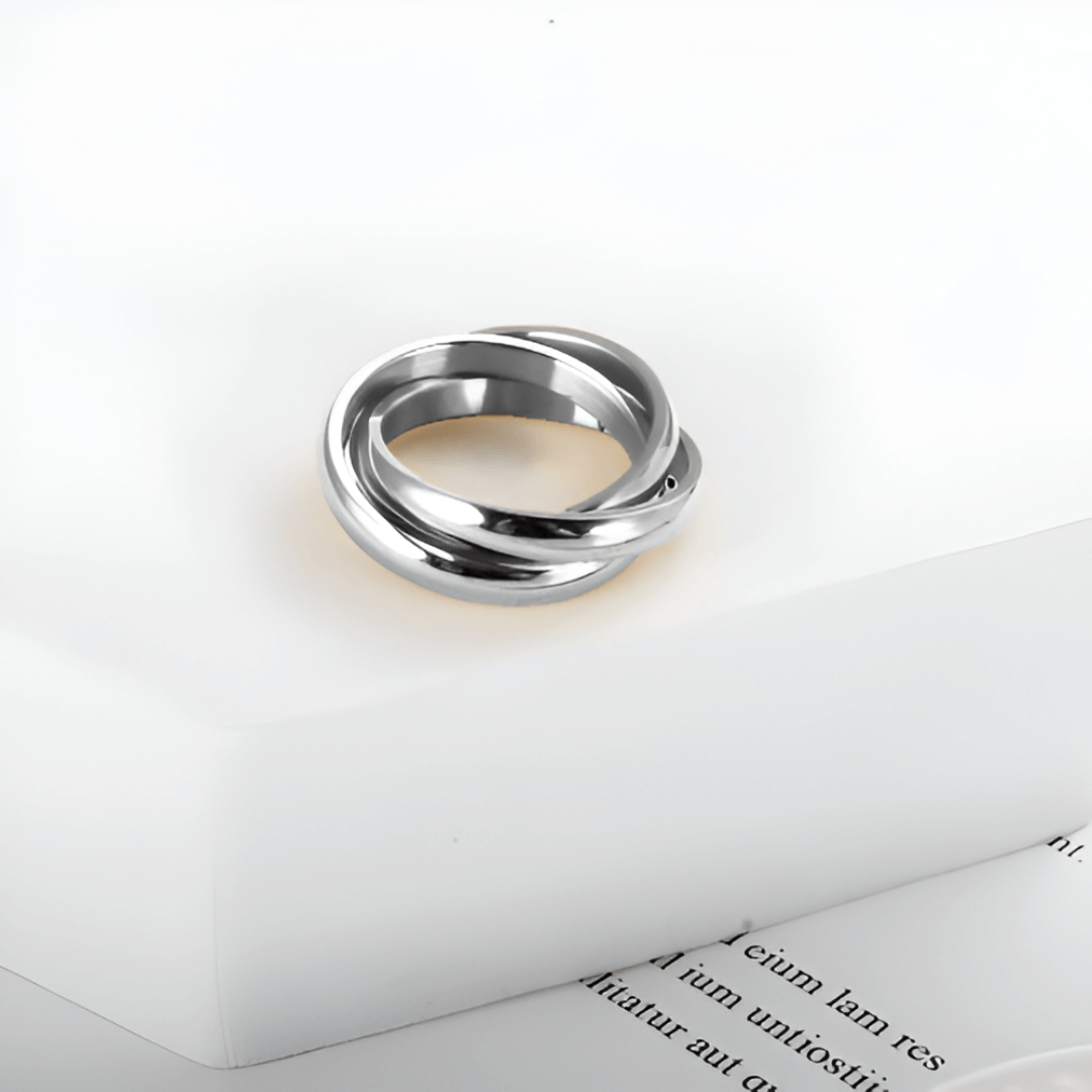 Alliance triple demi-jonc en acier plaqué or blanc à plat.